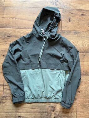 Two-Tone Hooded Pullover Jacket - Olive/Light Olive